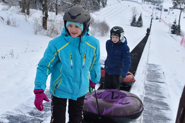 Щасливі Діти Їдуть Сніговій Трубі Активні Зимові Ігри Дітей Снігу — стокове фото