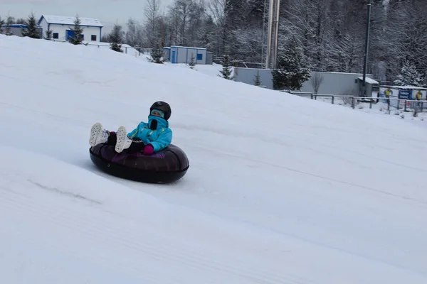 Enfants Heureux Descendent Glissade Neige Sur Tube Jeux Hiver Actifs — Photo