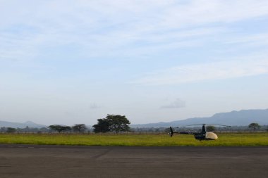 Özel jet uçuşu. Havaalanında küçük bir uçağın kirası..