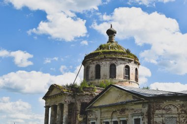 Eski harabe Rus Ortodoks kilisesi. Eski tapınağın restorasyonu