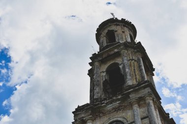 Eski harabe Rus Ortodoks kilisesi. Eski tapınağın restorasyonu
