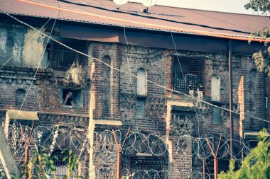 Çitin üzerinden dikenli teller. Maksimum güvenlikli hapishane. Kaçmaya karşı koruyucu dikenli bir cihaz..