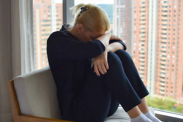 Μια Θλιμμένη Επιχειρηματίας Κάθεται Κεφάλι Σκυμμένο Γυναικεία Προβλήματα Καταθλιπτικό Κορίτσι — Φωτογραφία Αρχείου