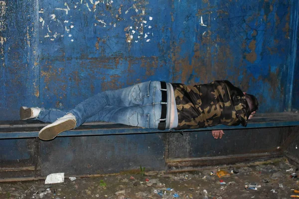 Пьяный Мужчина Спит Скамейке Автобусной Остановке Бездомный Лежит Старой Скамейке — стоковое фото