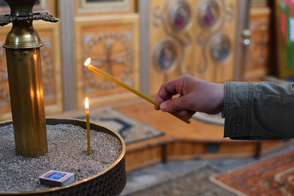Handen Håller Ett Ljus Templet Religiös Ortodox Rit Tända Ett — Stockfoto