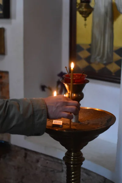 Main Tient Une Bougie Dans Temple Rite Religieux Orthodoxe Allumer — Photo
