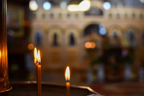 Ett Ljus Templet Religiös Ortodox Rit Tända Ett Kyrkljus Och — Stockfoto