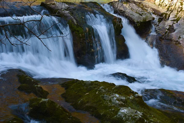 Kleiner Wasserfall Eines Reinen Gebirgsflusses Naturlandschaft Mit Wasser — Stockfoto