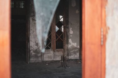 Kırık camlı terk edilmiş eski bir bina. Terk edilmiş eski bir yerleşim yeri. Unutulmuş Sovyet harabeleri.