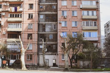 Eski Sovyet yüksek binaları. Rus apartmanları. Fakir varoşların dörtte biri.