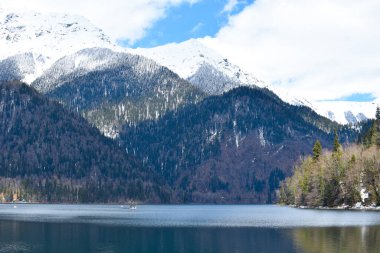 Kışın dağlarda göl. Resmedilmeye değer doğal dağ manzarası bir rezervuarı var..