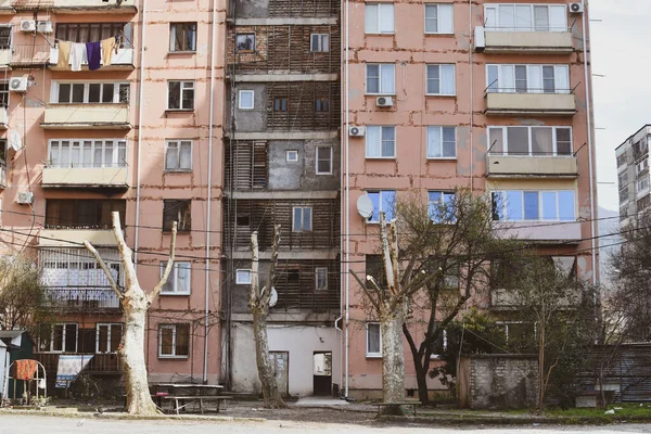 Eski Sovyet yüksek binaları. Rus apartmanları. Fakir varoşların dörtte biri.