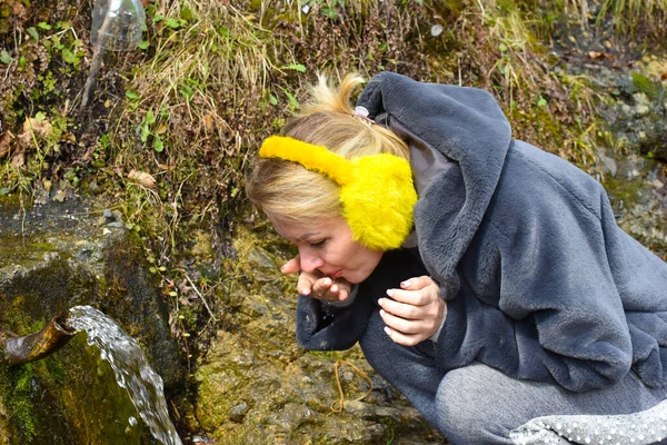 Junge Frau Trinkt Wasser Aus Einer Natürlichen Sauberen Quelle Wasser — Stockfoto