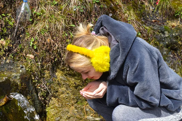 Junge Frau Trinkt Wasser Aus Einer Natürlichen Sauberen Quelle Wasser — Stockfoto