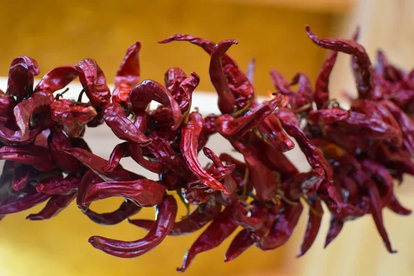 Duvarda kırmızı kırmızı kırmızı kırmızı biberler asılı. Doğal baharat..