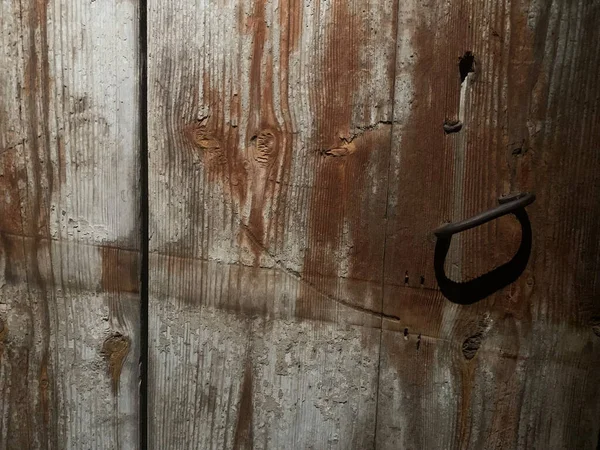 Παλιό Μεταλλικό Χερούλι Μια Παλιά Πόρτα Φυλακή Παλιά Ξύλινη Πόρτα — Φωτογραφία Αρχείου