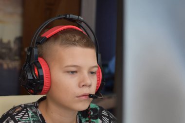 Çocuklar internetten öğreniyor. Okul eğitimini evden alıyor. modern çocuk eğitimi