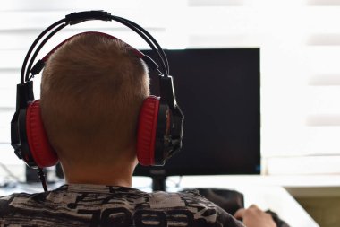 Çocuklar internetten öğreniyor. Okul eğitimini evden alıyor. modern çocuk eğitimi