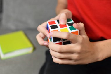 Rubik küpünü topla. Mantıksal meydan okuma oyunu. Kaliteli motor becerilerin gelişimi. beyin eğitimi