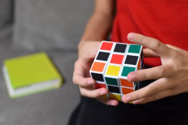 Rubik küpünü topla. Mantıksal meydan okuma oyunu. Kaliteli motor becerilerin gelişimi. beyin eğitimi