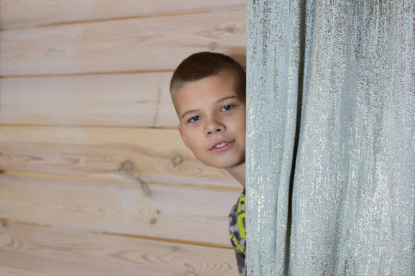 Anak Laki Laki Bersembunyi Balik Tirai Dalam Ruangan Anak Petak — Stok Foto