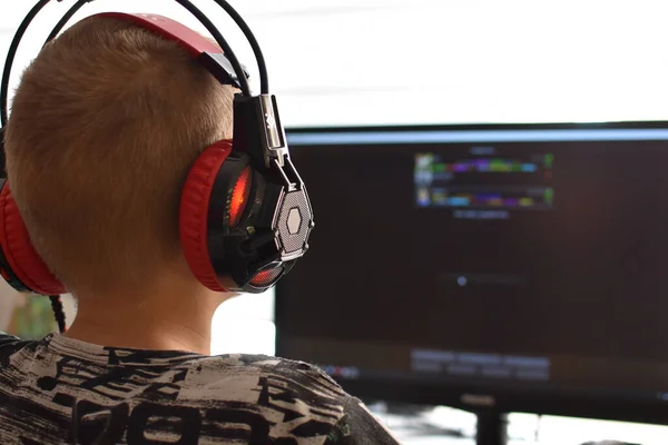 Niño Con Auriculares Sienta Una Computadora Jugando Juego Adicción Los Fotos De Stock Sin Royalties Gratis