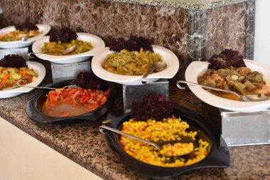 Restoranda bir sürü salata tabağı var. Açık büfeye hazır. Yemekler self servis kantininde.