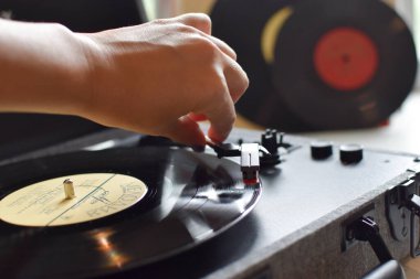 Pikabın içinde. Modern bir gramofonda müzik dinlemek. Müzik Vinili Retro Diskler
