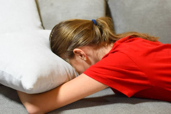 Λυπημένη Έφηβη Ξαπλώνει Στον Καναπέ Στο Σπίτι Εφηβική Κατάθλιψη Παρεξήγηση — Φωτογραφία Αρχείου