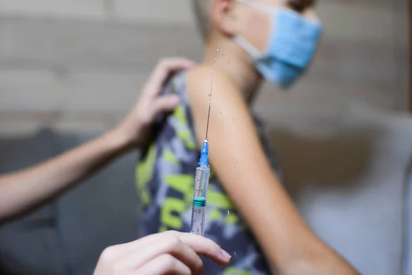 Vacunación Obligatoria Niños Adolescentes Médico Hace Una Inyección Mano Del — Foto de Stock