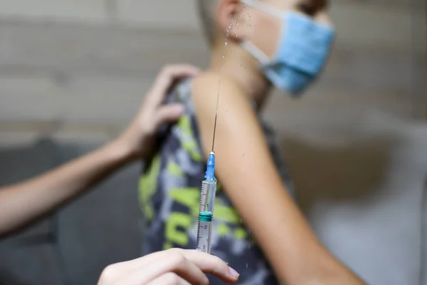 Çocuklar Ergenler Için Zorunlu Aşılama Doktor Çocuğun Eline Bir Enjeksiyon — Stok fotoğraf
