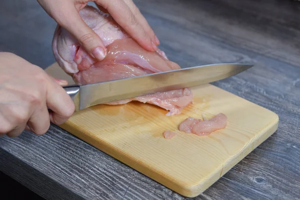 Kocken Skär Köttet Köket Matlagning Kötträtter Kvinna Skär Bit Kycklingkött — Stockfoto