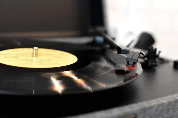 家の中のターンテーブル 現代の蓄音機で音楽を聴け 音楽ビニールレトロディスク — ストック写真