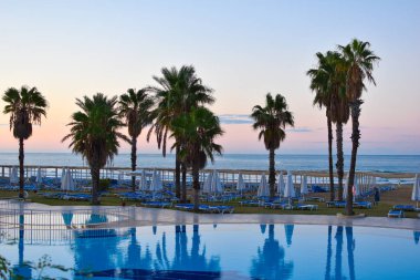 Deniz sahilinde güneşlenmek için güneşleniyorlar. Yazın mavi denizin kenarında güneşlenen insanlar olmadan.