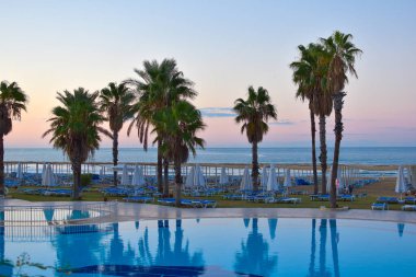 Deniz sahilinde güneşlenmek için güneşleniyorlar. Yazın mavi denizin kenarında güneşlenen insanlar olmadan.