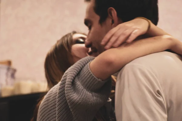 Egy Szerelmes Pár Csókolózik Odabent Szerelmes Férfi Lány Közelről Ölelkeznek — Stock Fotó