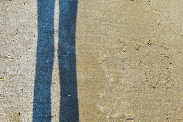 Shadow Female Feet Wet Sand Reflection Silhouette Feet Beach — Stockfoto