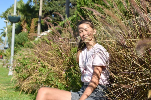 Mädchen Die Sommer Blumen Sitzen Schöne Teenager Mädchen Posiert Gras — Stockfoto