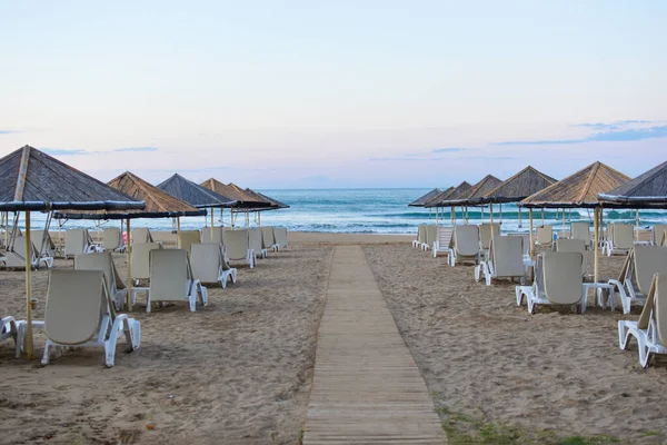 Espreguiçadeiras Para Banhos Sol Praia Mar Espreguiçadeiras Pelo Mar Azul — Fotografia de Stock