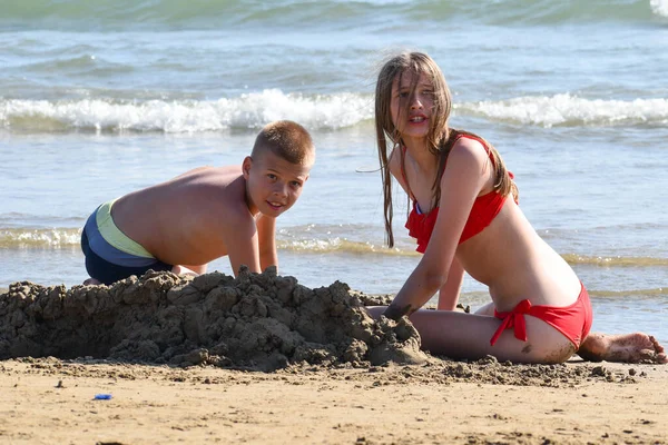 Děti Hrají Písku Moře Teenageři Sedí Pobřeží Plavkách Děti Zábavná — Stock fotografie
