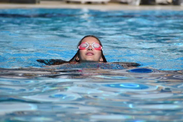 Dzieci Pływają Basenie Zewnątrz Parku Wodnym Wesoły Dzieci Aktywnych Sportów — Zdjęcie stockowe