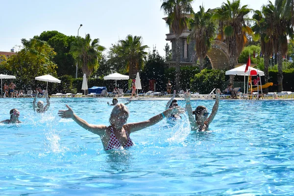 Водная Аэробика Бассейне Курорте Женщин Танцующих Воде Бассейне Отеля Летом — стоковое фото