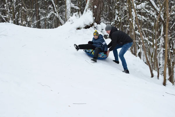 Щасливі Діти Взимку Прочісують Снігову Гірку Веселий Дитячий Активний Вид — стокове фото