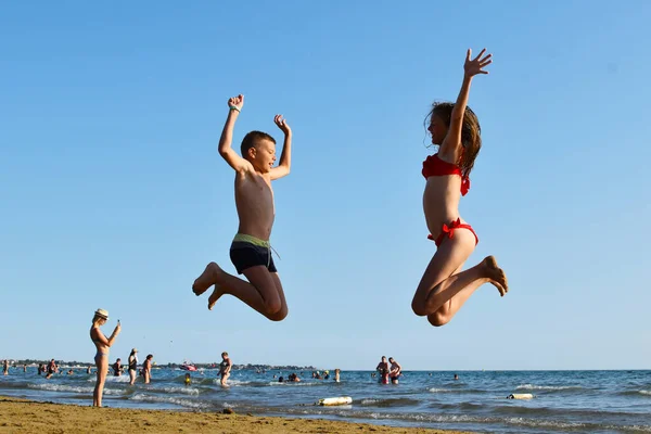 夏天人们在海里游泳 在海滨度过了愉快的假期 海滨快乐的孩子们 孩子们在海上度过了愉快的假期 — 图库照片