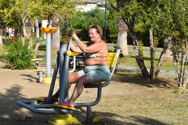 Fat Woman Goes Sports Street Simulator Fat Lady Doing Physical — Fotografia de Stock