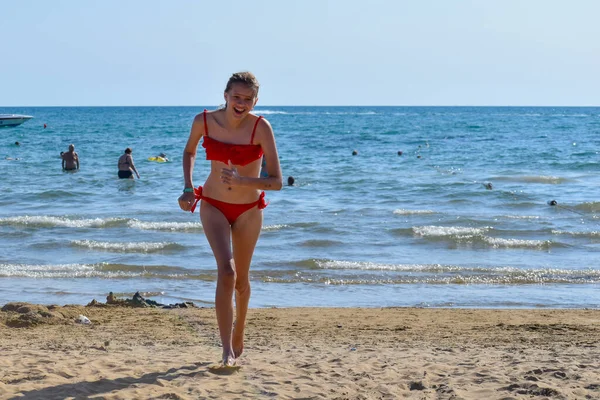 Slender Beautiful Girl Teenager Swimsuit Runs Seashore Fun Vacation Sea — Fotografia de Stock