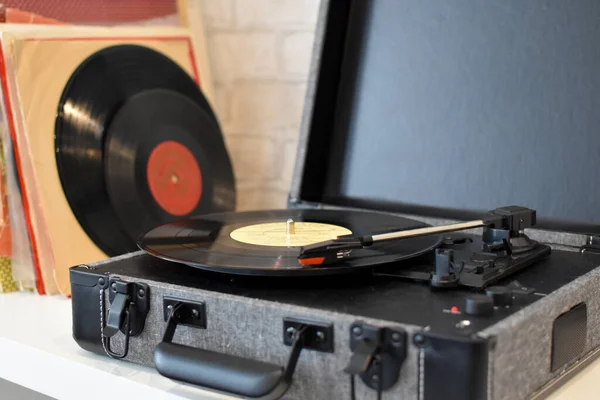 レコードを聴くためのレトロな蓄音機です 古いディスクのための音楽プレーヤー — ストック写真