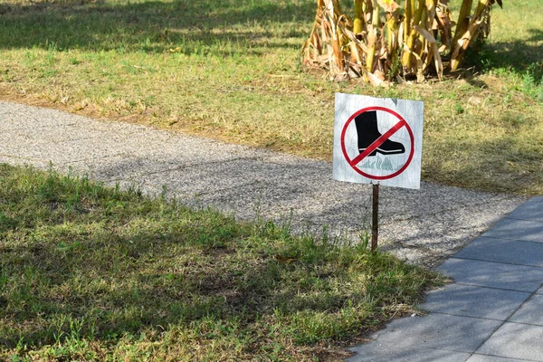 Sign Forbidden Walk Lawn Prohibition Step Green Grass Walk Grass — Stock Photo, Image