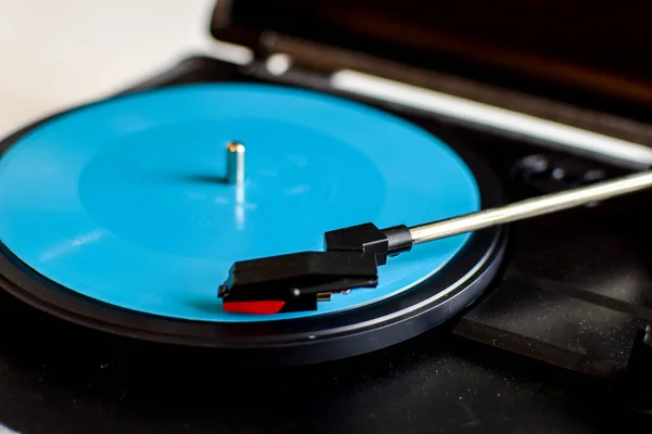 レコードを演奏するための現代の蓄音機 — ストック写真
