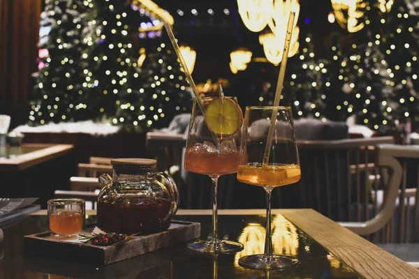 Cocktail Glasses Festive Table Restaurant Drink Alcohol Holiday — Stock fotografie